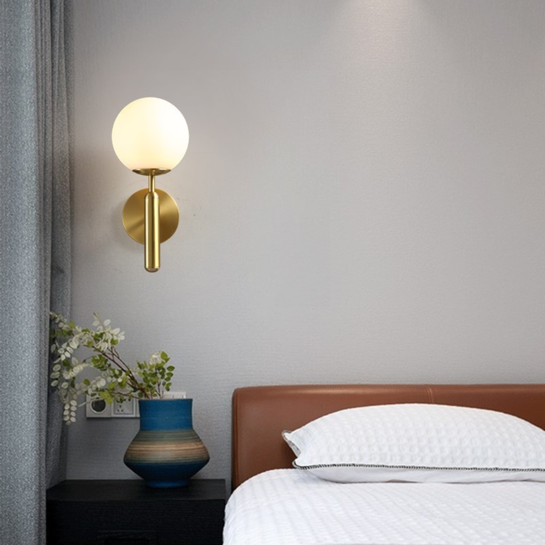 Đèn gắn tường bằng đồng Bắc Âu được làm từ chất liệu đồng cao cấp kết hợp với thủy tinh