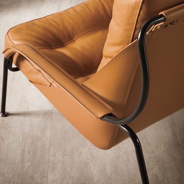 Sofa da khung thép carbon với từng đường nét tỉ mỉ chỉnh chu