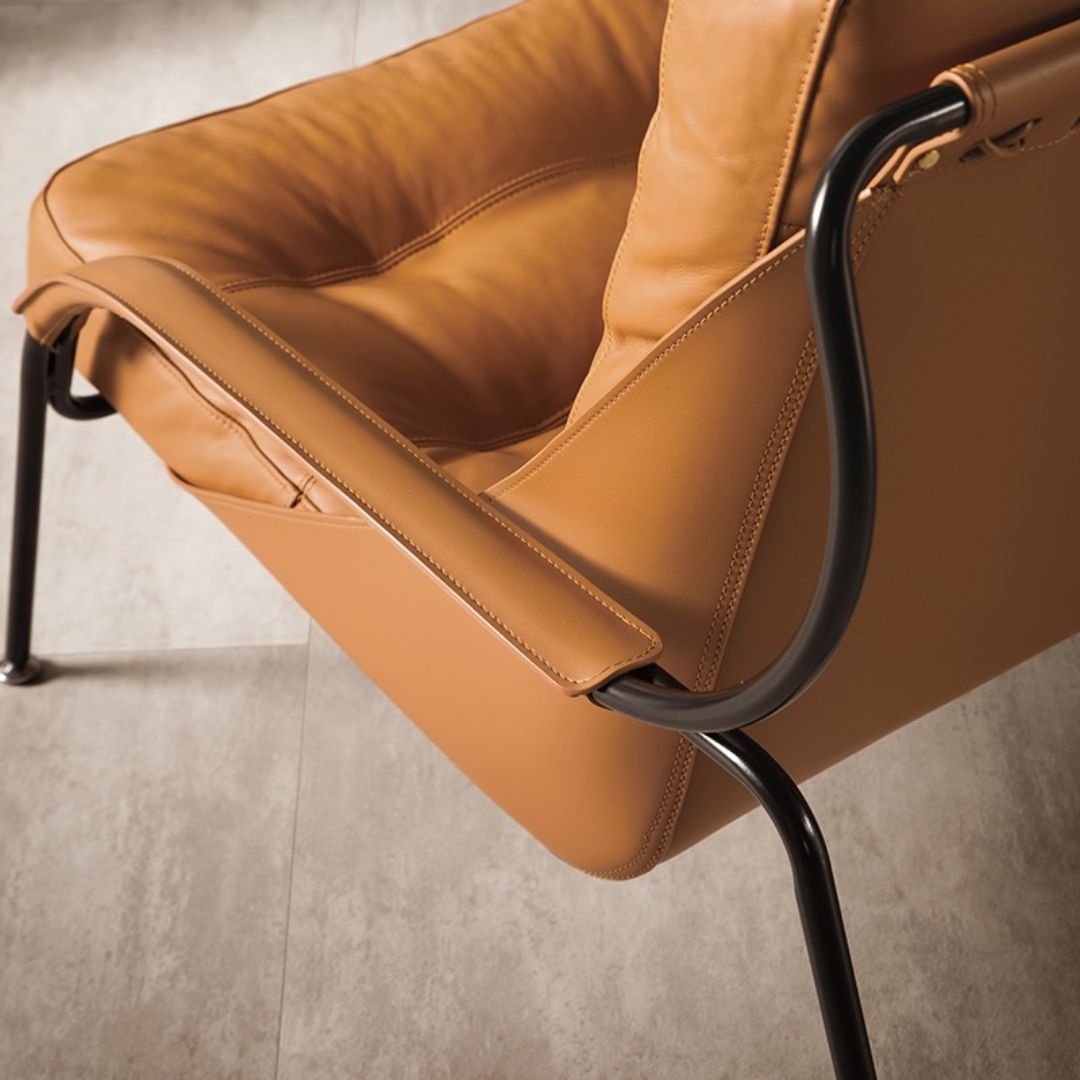 Sofa đệm da khung thép carbon với từng đường nét tỉ mỉ chỉnh chu