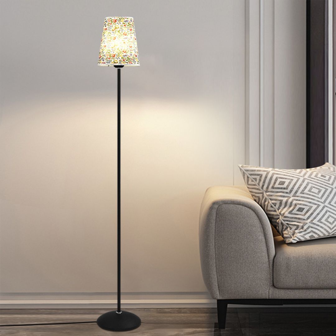Đèn để sàn chao nón họa tiết hoa decor không gian phòng khách