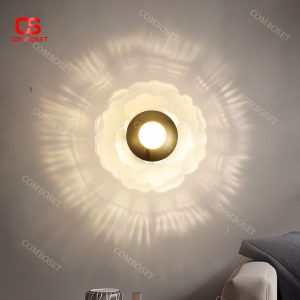 Đèn ốp tường hình hoa acrylic với kiểu dáng thiết kế nhẹ nhàn, tinh tế