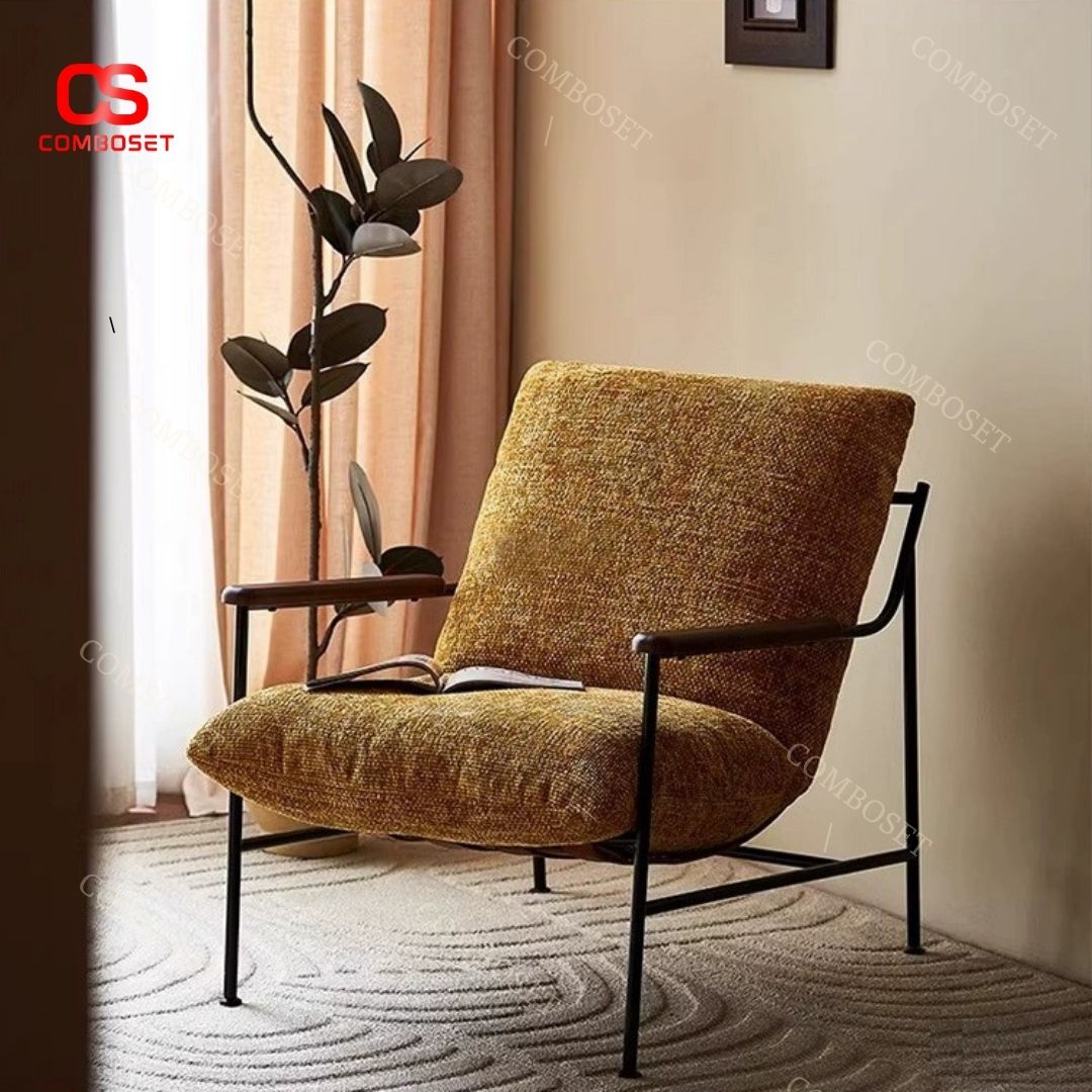 Ghế sofa nệm vải khung inox với thiết kế có tay vịnh, đơn giản