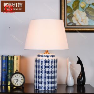 Đèn bàn gốm sứ hình trụ hoạ tiết cổ điển, retro