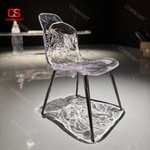 Ghế ăn trong suốt hình cánh hoa vô cùng độc đáo