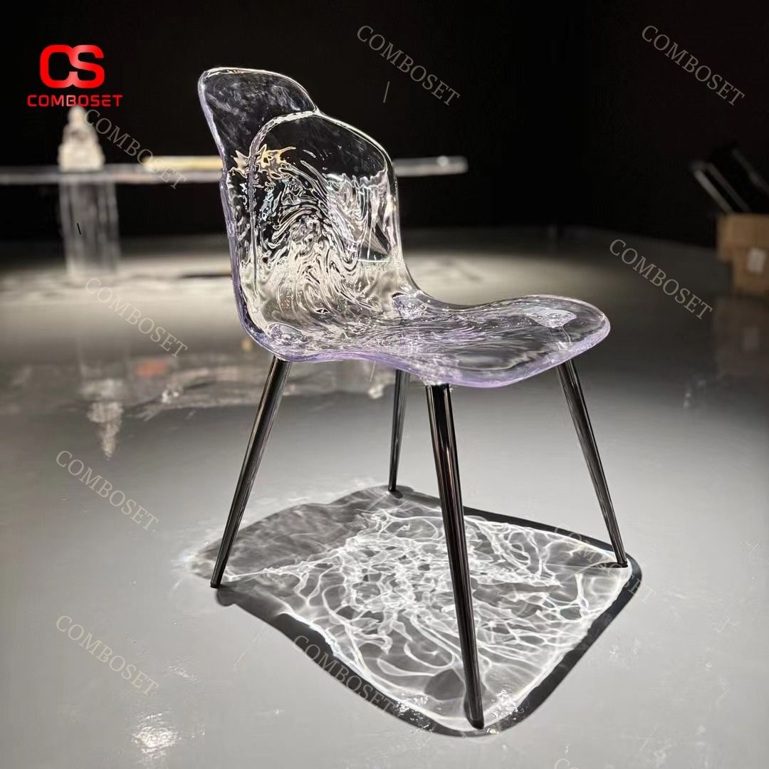 Ghế ăn trong suốt hình cánh hoa vô cùng độc đáo