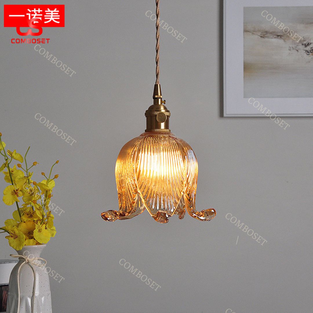 Đèn chùm thủy tinh hoa chuông nhỏ với thiết kế nhẹ nhàng xinh xắn