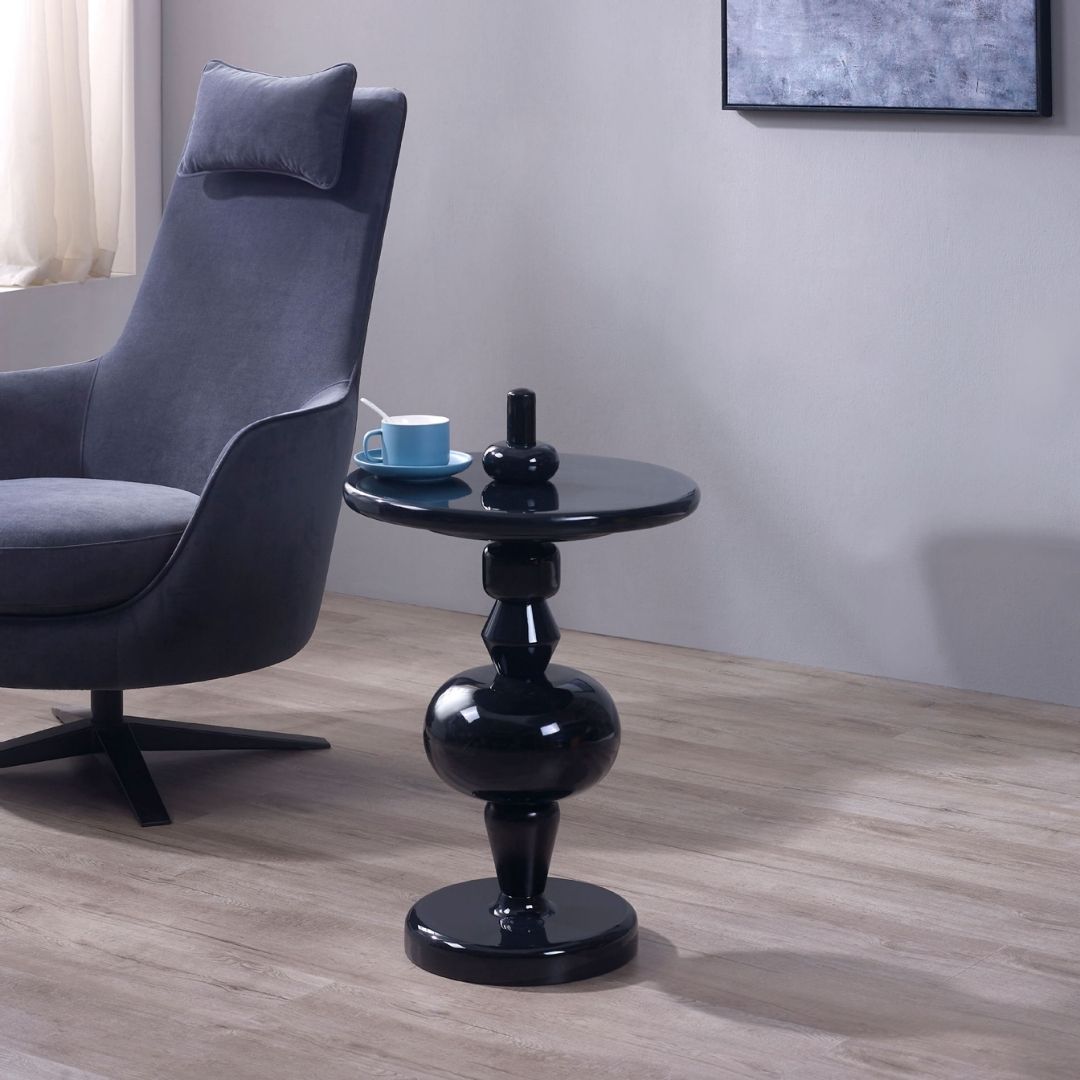 Bàn cafe viên kẹo nhiều màu sắc với màu đen đầy quyền lực