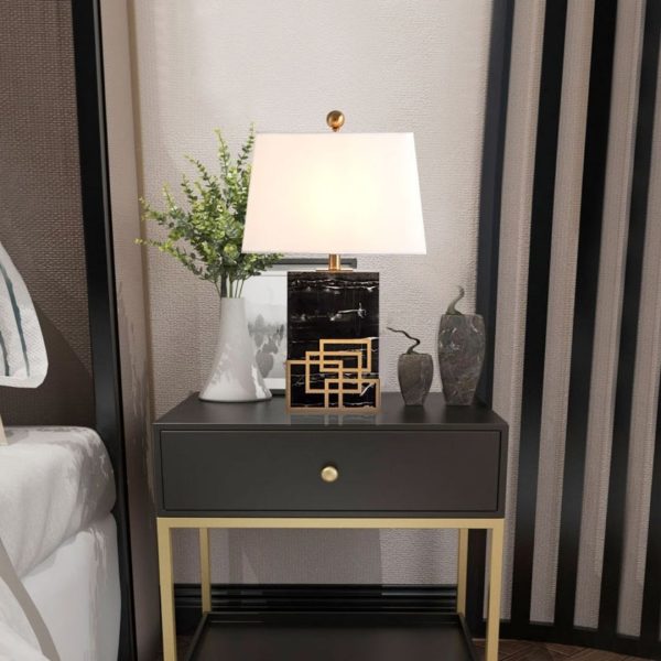 Đèn bàn chân đá hiện đại là sự kết hơp giữa hai chất liệu đá cẩm thạch và vải