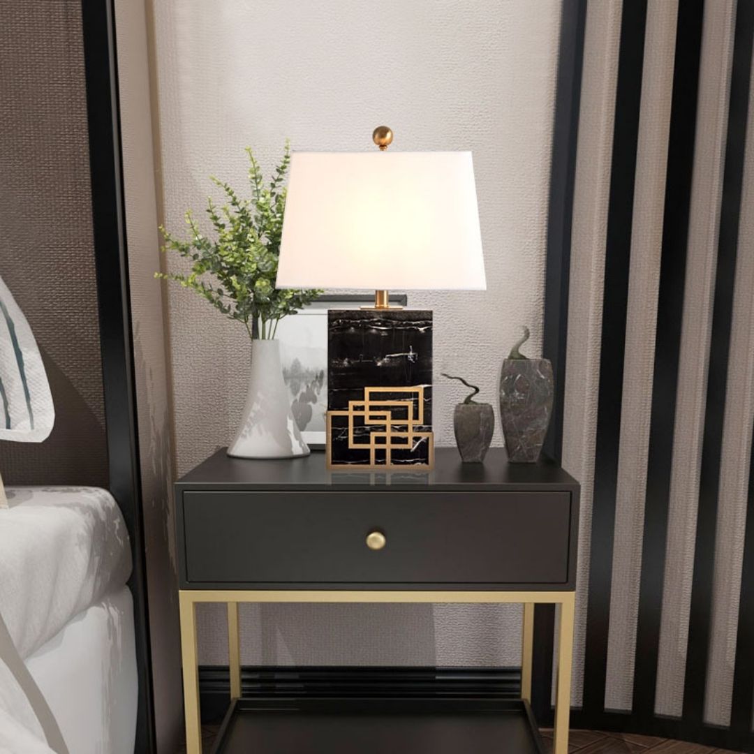 Đèn bàn chân đá hiện đại là sự kết hơp giữa hai chất liệu đá cẩm thạch và vải