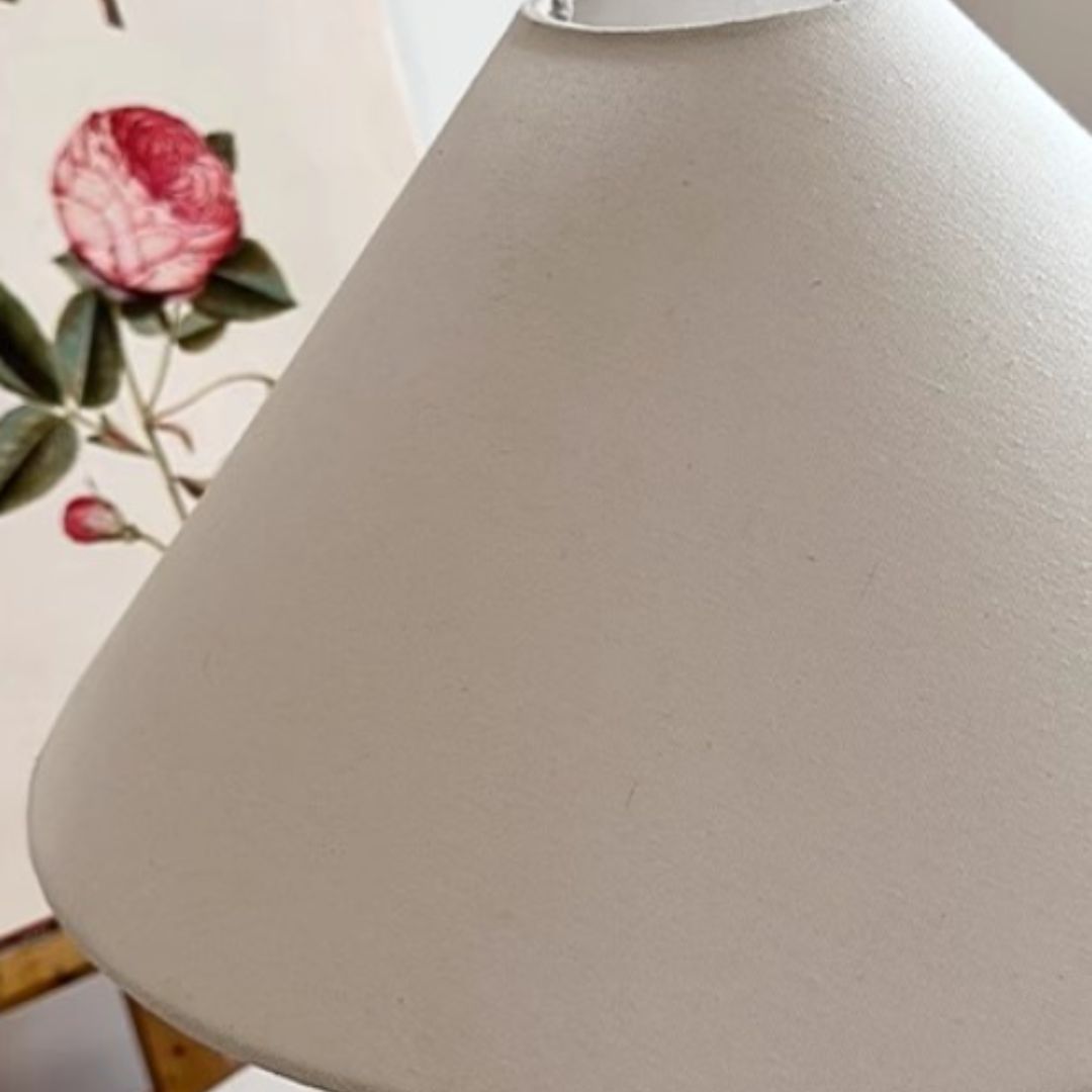 Đèn bàn trang trí kiểu Băc Âu với chao vải vải Rayon chất lượng