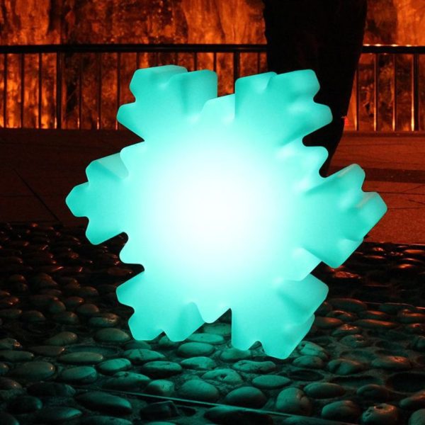 Đèn LED Dạ Quang Bông Tuyết Phát Sáng RGB 16 Màu Rực Rỡ Trang Hoàng Không Khí Noel Sân Vườn