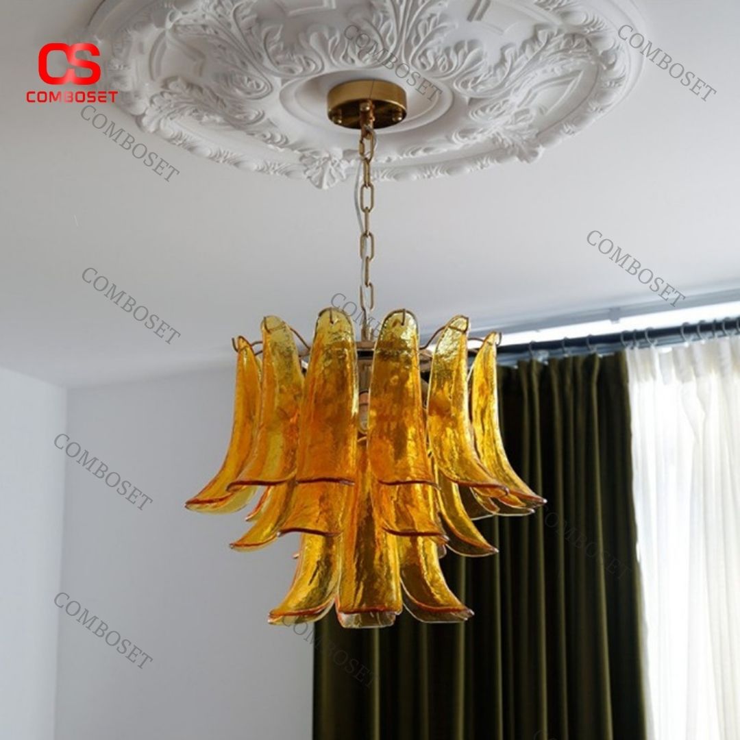 Đèn chùm thủy tinh hình thác nước với thiết kế đơn giản nhưng vẫn không kém phần sáng trọng