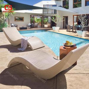 Ghế sân vườn hồ bơi hình chữ S có 2 màu đen, trắng
