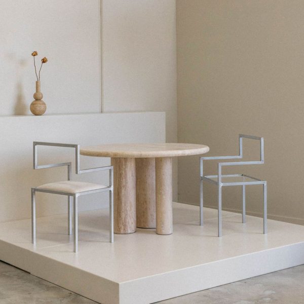 Bàn ăn đá travertine kiểu Bắc Âu với tông màu cát tinh tế