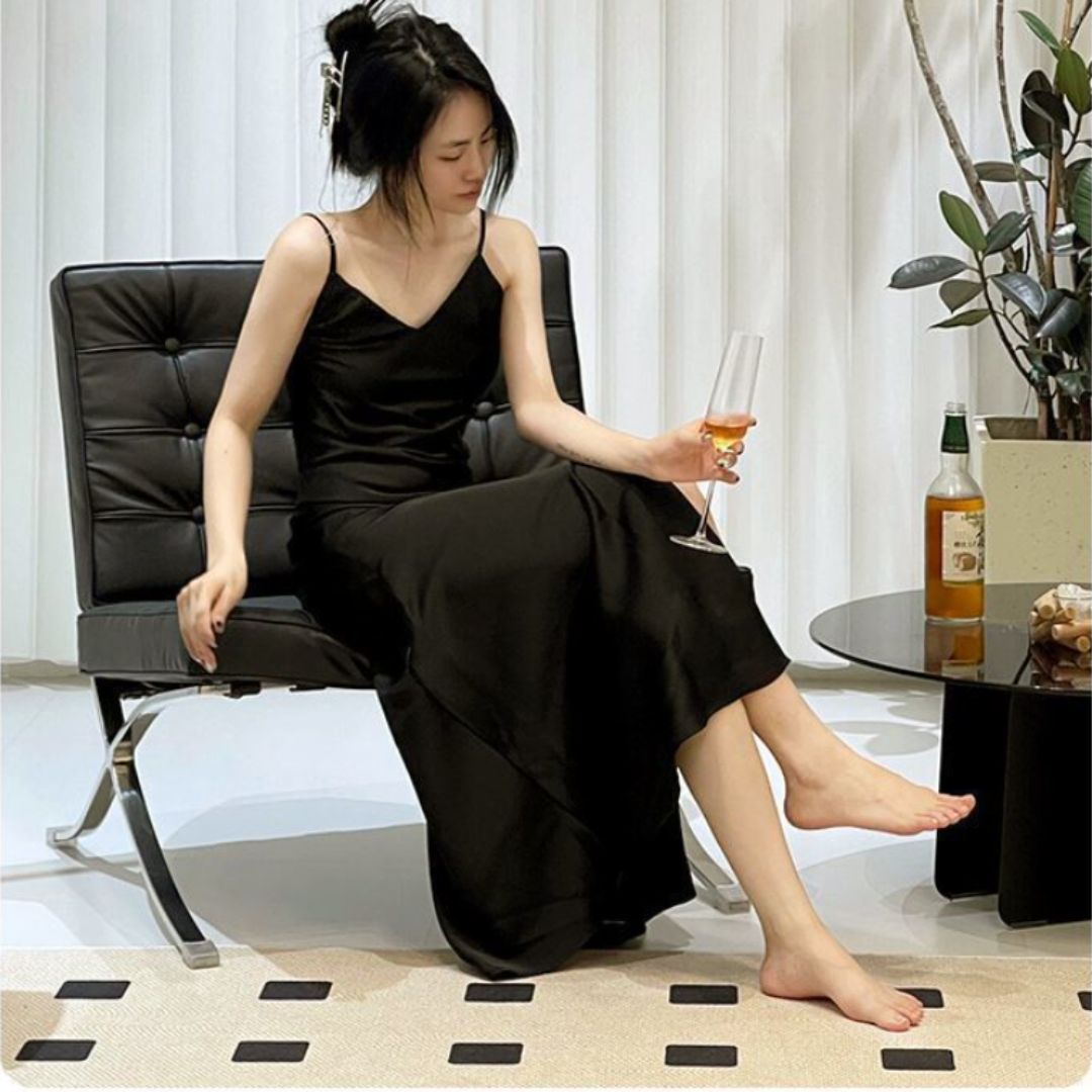Ghế sofa barcelona đệm da là sư kết hợp giữa nhiều chất liệu: Da sáp dầu cổ điển, Bọt biển có độ đàn hồi cao, Khung sắt liền khối