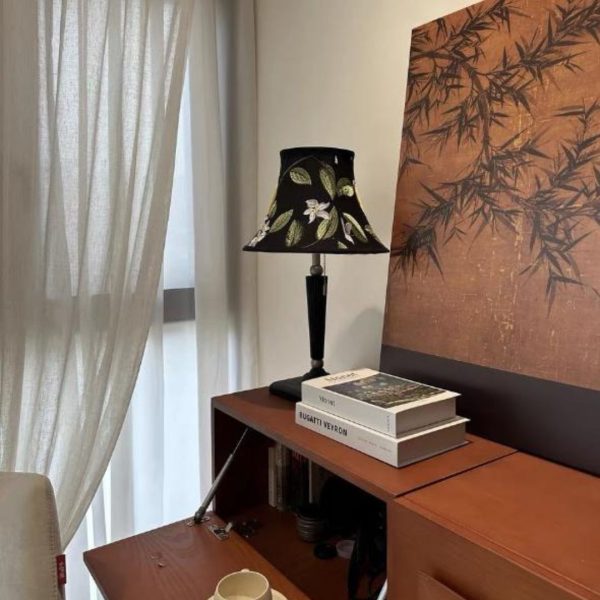 Đèn Bàn Gỗ Hoạ Tiết Hoa Lá Cổ Điển Màu Đen Huyền Bí Sang Trọng Decor Phòng Ngủ Hoàng Gia