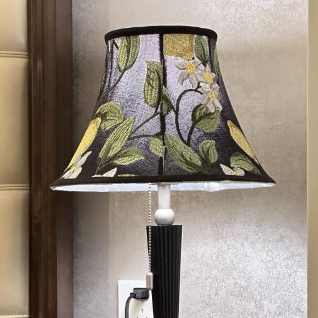 Đèn Bàn Gỗ Hoạ Tiết Hoa Lá Cổ Điển Màu Đen Huyền Bí Sang Trọng Decor Phòng Ngủ Hoàng Gia