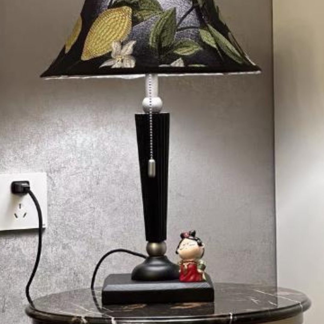 Đèn Bàn Gỗ Hoạ Tiết Hoa Lá Cổ Điển Màu Đen Huyền Bí Sang Trọng Decor Phòng Ngủ Hoàng Gia