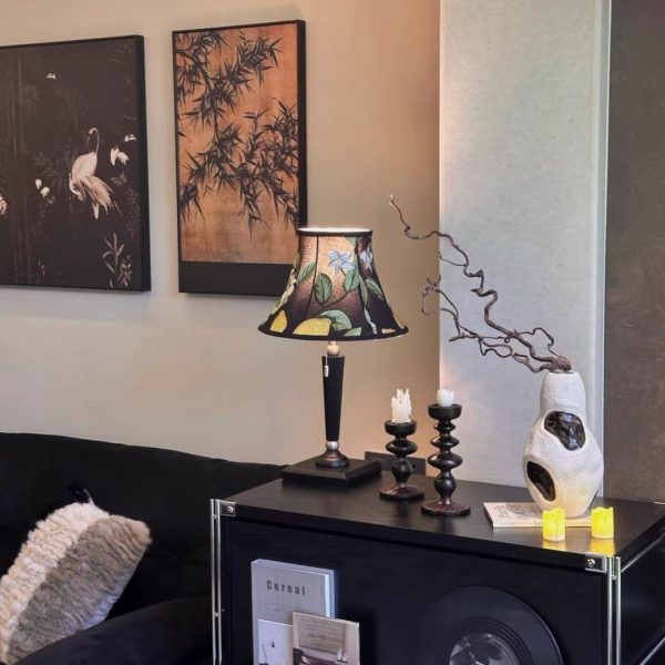 Đèn Bàn Gỗ Hoạ Tiết Hoa Lá Cổ Điển Màu Đen Huyền Bí Sang Trọng Decor Phòng Ngủ Hoàng Gia