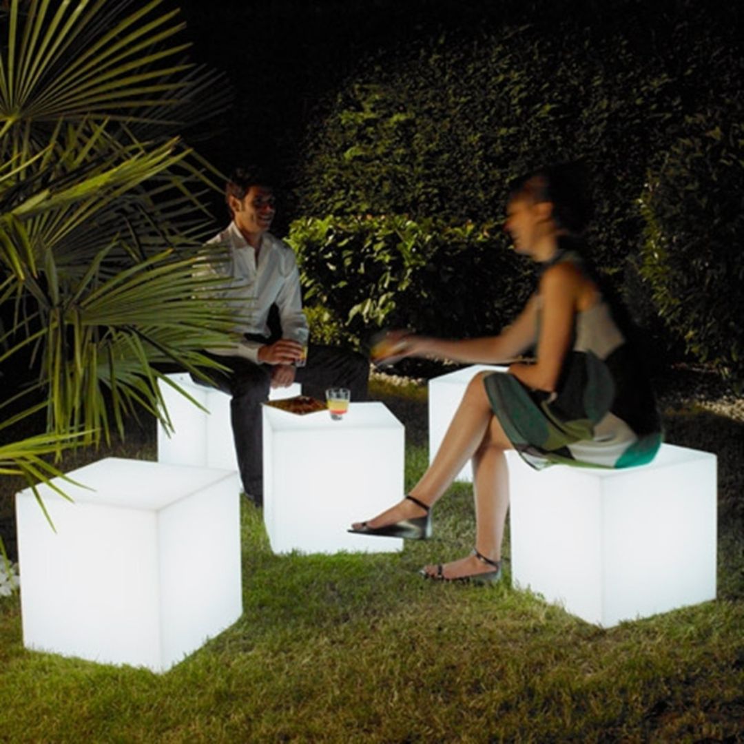 Sự Kỳ Diệu Của Đèn LED RGB 16 Màu Trang Trí Không Gian Ngoại Thất Lung Linh