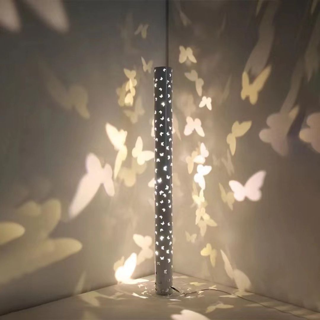 Đèn Sàn Thép Điêu Khắc Bướm Nhỏ Xinh Phản Quang Ánh Sáng Huyền Ảo Decor Phòng Khách