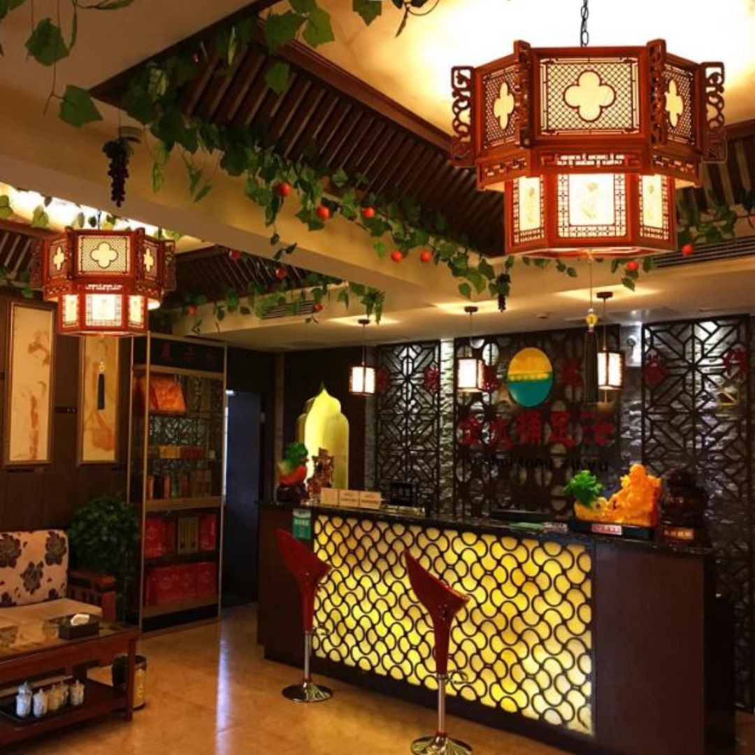 Đèn Chùm Khung Gỗ Nâu Đỏ Điêu Khắc Cỏ 4 Lá May Mắn, Trang Trí Phong Thuỷ Lối Đi, Lễ Hội Trung Quốc