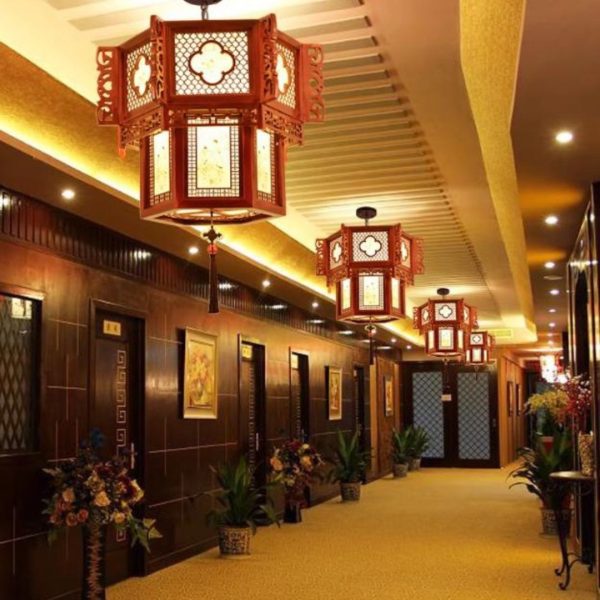 Đèn Chùm Khung Gỗ Nâu Đỏ Điêu Khắc Cỏ 4 Lá May Mắn, Trang Trí Phong Thuỷ Lối Đi, Lễ Hội Trung Quốc
