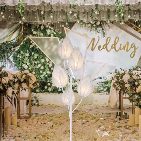 Đèn Sàn 5 Nụ Hoa Cưới Bằng Vải Kiểu Dáng Sang Trọng, Tinh Tế Cho Lễ Cưới Thêm Lộng Lẫy