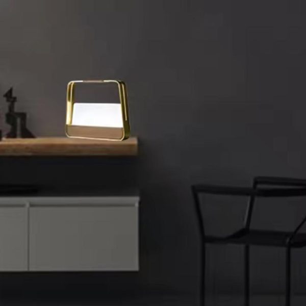 Đèn Bàn Hình Túi Xách Nhỏ Nhắn Khung Kim Loại Phối Da Thời Trang Sang Trọng Làm Quà Tặng