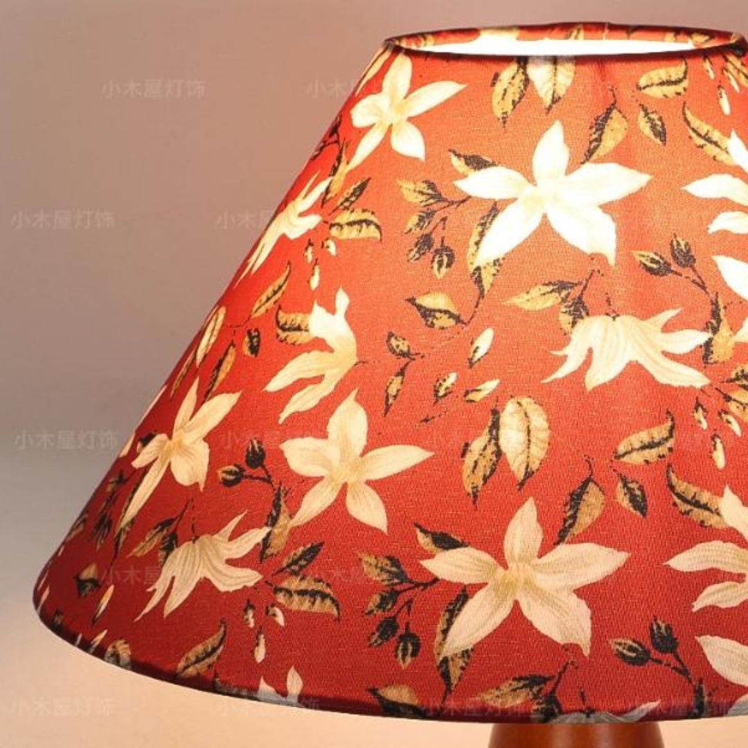 Đèn Bàn Gỗ Chụp Vải Đỏ In Hoạ Tiết Hoa Văn Cổ Điển Phong Cách Trung Hoa Cho Phòng Tân Hôn, Phòng Khách