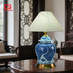 Đèn Bàn Gốm Sứ Xanh Trắng Hoa Văn Nghệ Thuật Phong Cách Á Đông Chiếu Ánh Sáng Vàng Cho Phòng Ngủ, Bàn Làm Việc Giản Dị