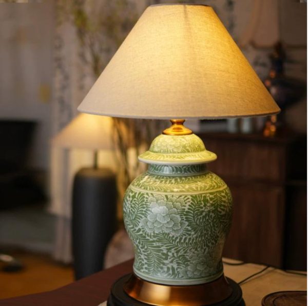 Đèn Bàn Gốm Sứ Xanh Trắng Hoa Văn Nghệ Thuật Phong Cách Á Đông Chiếu Ánh Sáng Vàng Cho Phòng Ngủ, Bàn Làm Việc Giản Dị