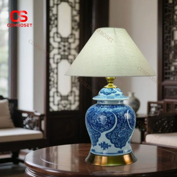 Đèn Bàn Gốm Sứ Xanh Trắng Hoa Văn Nghệ Thuật Phong Cách Á Đông Chiếu Ánh Sáng Vàng Cho Phòng Ngủ, Bàn Làm Việc Giản Dị