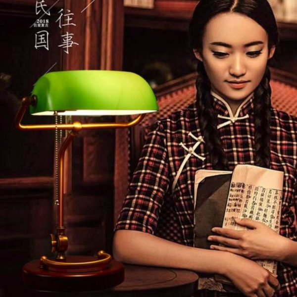 Đèn Bàn Chụp Thuỷ Tinh Xanh Thân Sắt Mạ Vàng Cổ Điển Decor Phòng Làm Việc Đậm Chất Học Thuật