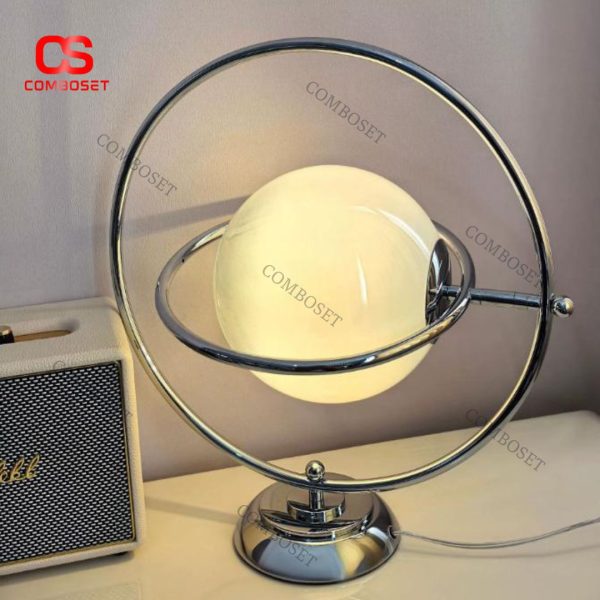 Đèn Bàn Kiểu Dáng Hành Tinh Kim Loại Mạ Chrome Sang Trọng Chao Thủy Tinh Tròn Trang Trí Hiện Đại
