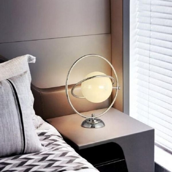 Đèn Bàn Kiểu Dáng Hành Tinh Kim Loại Mạ Chrome Sang Trọng Chao Thủy Tinh Tròn Trang Trí Hiện Đại