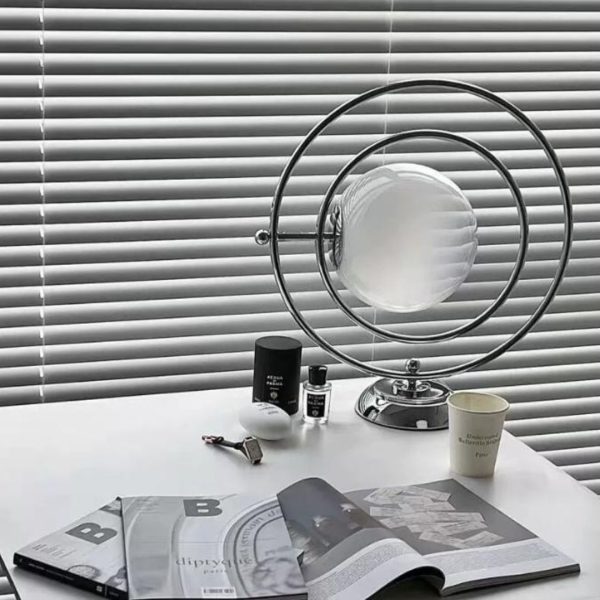Đèn Bàn Kiểu Dáng Hành Tinh Kim Loại Mạ Chrome Sang Trọng Chao Thủy Tinh Tròn Trang Trí Hiện Đại
