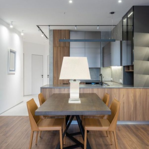 Đèn Bàn Pha Lê Thân Trụ Vuông Chao Vải Cao Cấp Decor Lý Tưởng Cho Văn Phòng, Phòng Ngủ