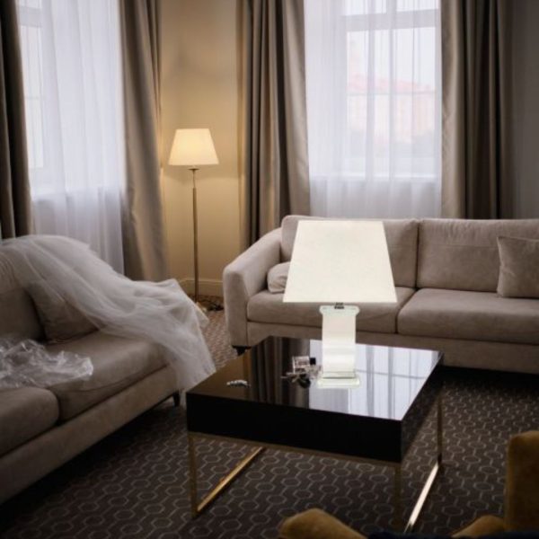 Đèn Bàn Pha Lê Thân Trụ Vuông Chao Vải Cao Cấp Decor Lý Tưởng Cho Văn Phòng, Phòng Ngủ