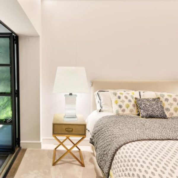 Đèn Bàn Pha Lê Thân Trụ Vuông Chao Vải Cao Cấp Decor Lý Tưởng Cho Văn Phòng, Phòng Ngủ