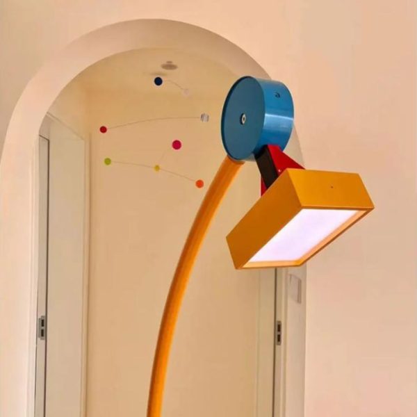 Đèn Cây Nghệ Thuật Memphis Phối Màu Rực Rỡ, Có Thể Điều Chỉnh Góc Sáng Phù Hợp Decor Không Gian Trẻ