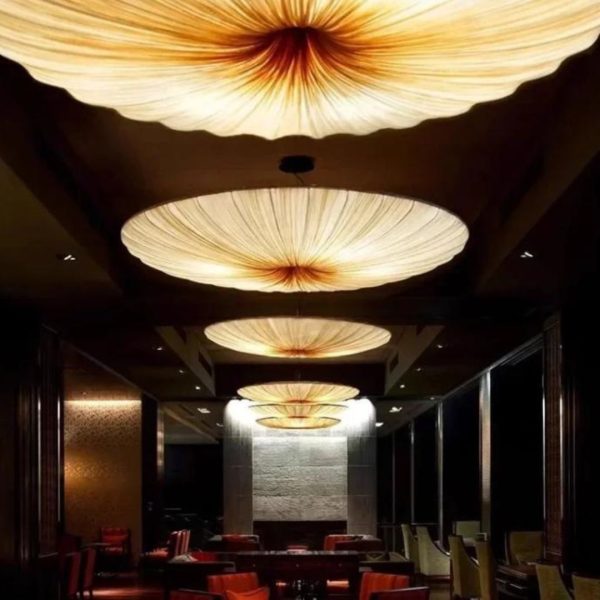 Đèn Chùm Vải Lụa Xếp Nếp Hình Tròn Kiểu Dáng Nghệ Thuật Ánh Sáng Vàng Ấm Trang Trí Quán Café
