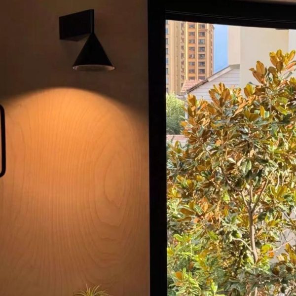 Đèn Tường Nhôm Hình Phễu Chóp Nón Tối Giản Phong Cách Ý Cho Phòng Ngủ