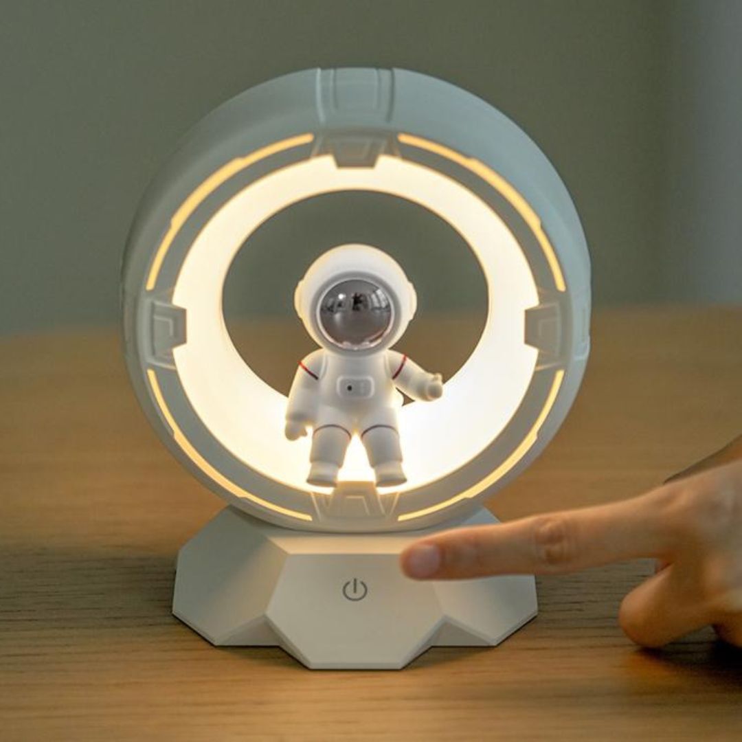 Đèn Ngủ Phi Hành Gia Trong Vòng Tròn Nhựa Cao Cấp 3 Chế Độ Sáng Decor Phòng Bé Trai, Bé Gái