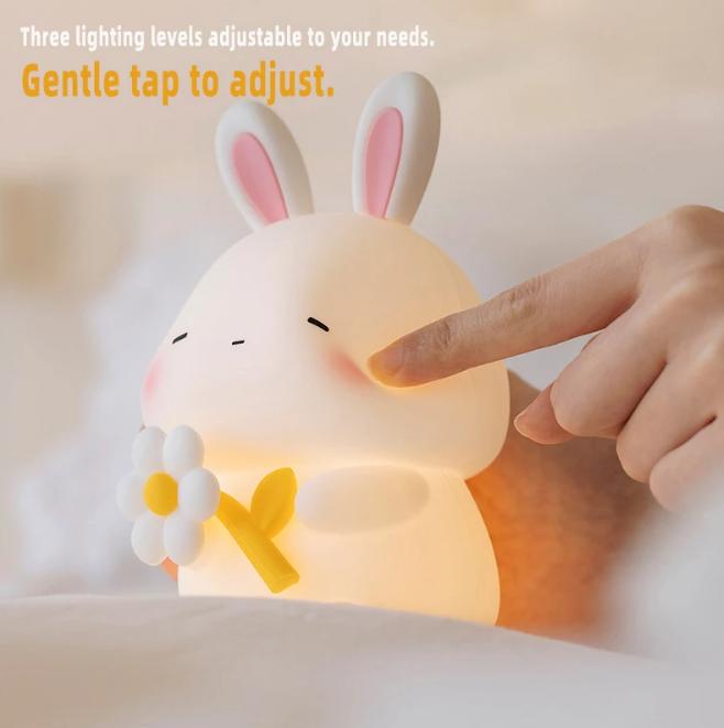 Đèn Ngủ Silicon Hình Thỏ Cầm Hoa Dễ Thương Làm Quà Tặng Sinh Nhật Bé Gái