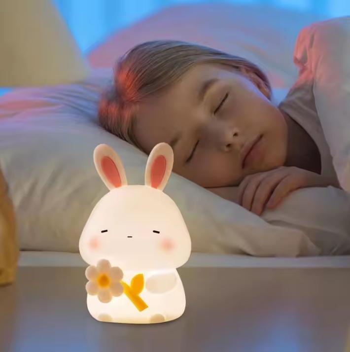 Đèn Ngủ Silicon Hình Thỏ Cầm Hoa Dễ Thương Làm Quà Tặng Sinh Nhật Bé Gái