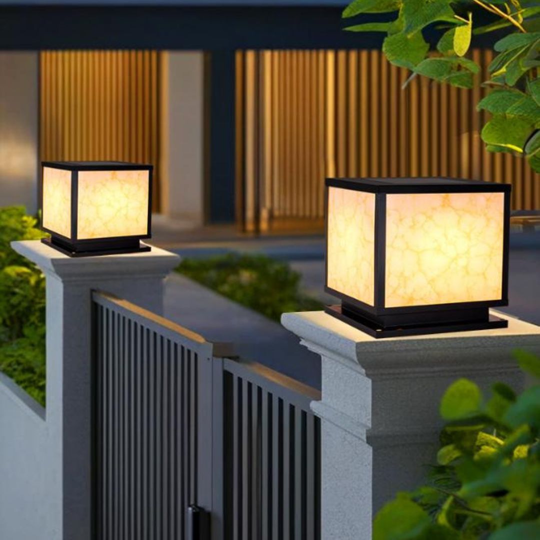 Đèn Trụ Vuông Vân Đá Năng Lượng Mặt Trời Ánh Vàng Cao Cấp