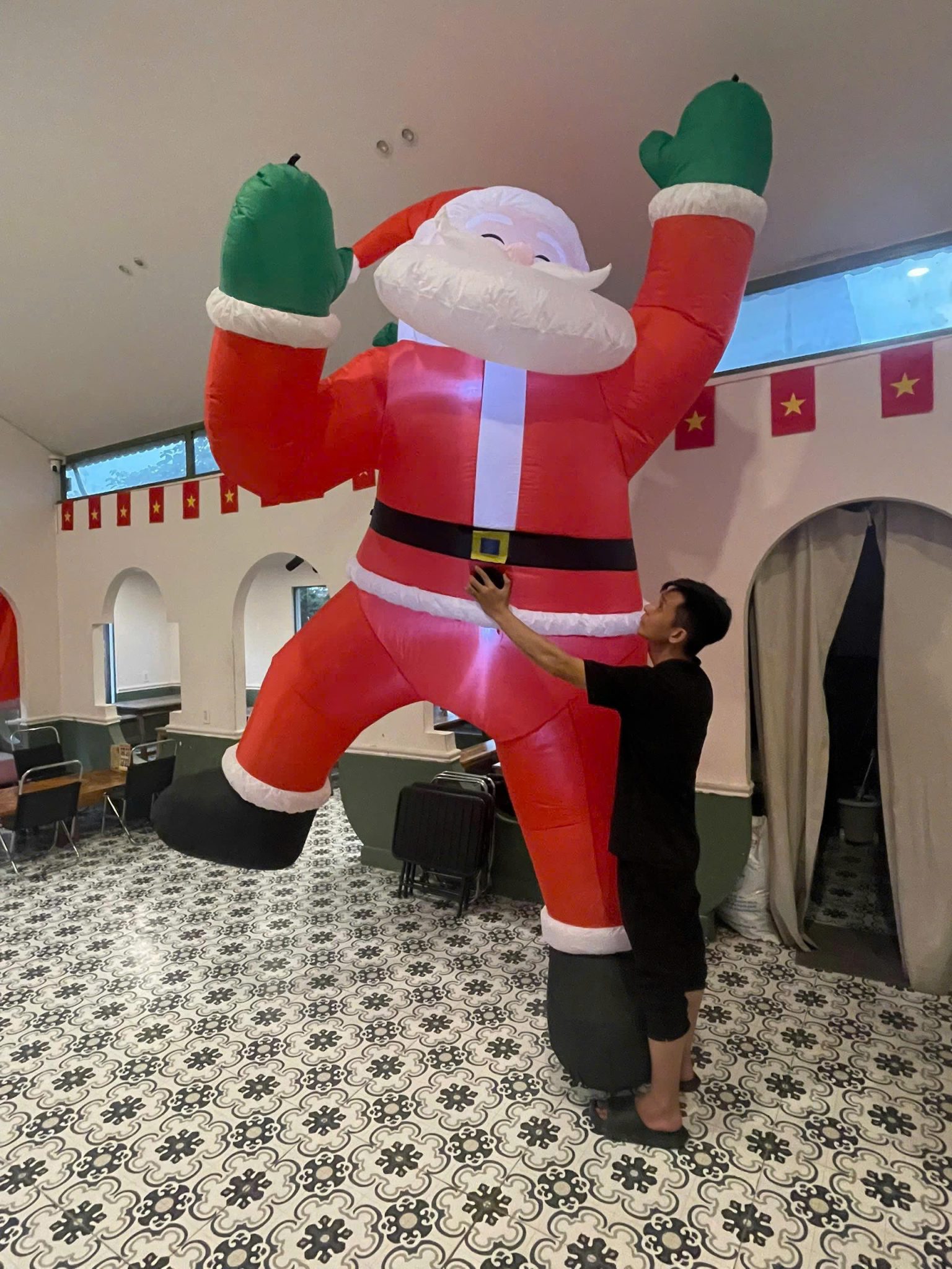 Ông Già Noel Bơm Hơi Khổng Lồ Cao 3m Ông Già Noel Bơm Hơi Khổng Lồ Trang Trí Quán Cafe Khách Sạn Khu Vui Chơi 2026